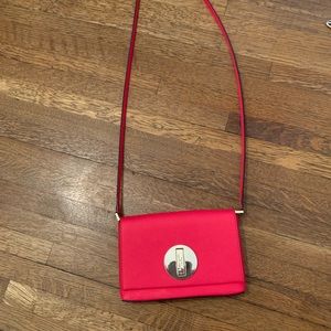 This hot pink Kate Spade ♠️ purse is ready for your shoulder.